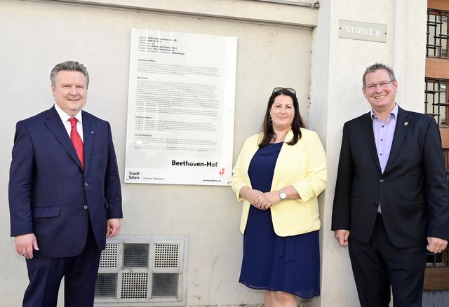 Über die Benennung des Beethoven-Hofes in Floridsdorf freuen sich sichtlich Bürgermeister Michael Ludwig, Wohnbaustadträtin Kathrin Gaál, Bezirksvorsteher Georg Papai (alle SPÖ, v.l.). | Foto: PID/ Jobst