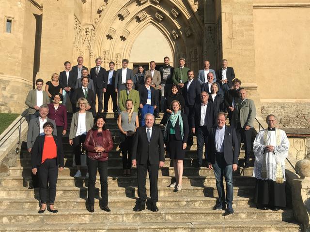 Gruppenfoto mit Pfarrer Roger Ibounigg und dem Gemeindevorstand nach der Andacht in der Marienwallfahrtskirche.