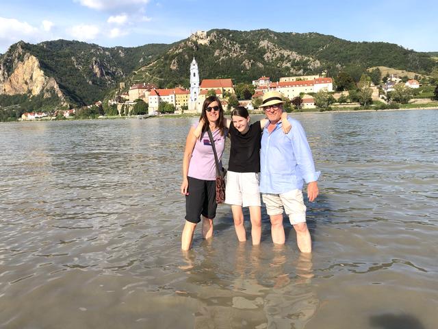 Sabine, Sarah und Michael vor der einzigartigen Kulisse Dürnsteins. | Foto: Doris Necker