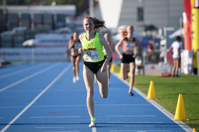 Lotte Seiler auf der Ziellinie des 1.500 Meter-Laufs.