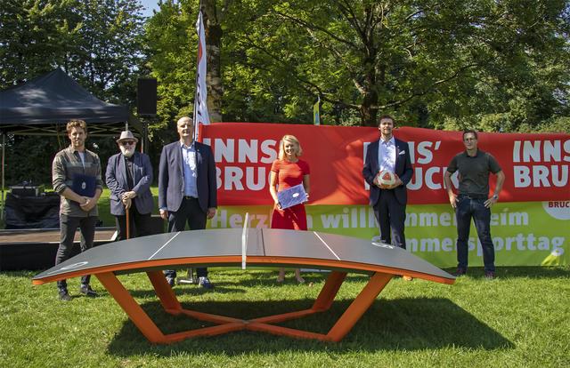 Feierliche Übergabe der Teqball-Tische am Innsbrucker Baggersee: Stefan Köhle (Leitung Verwaltung USI), Honorarkonsul Christian J. Winder, Generalkonsul József Beke, Stadträtin Elisabeth Mayr, Gergely Murányi (Internationaler Teqball Verband), Thomas Klinger (Amtsvorstand Grünanlagen, v. l.). | Foto: IKM