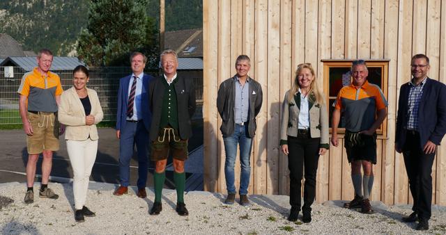 Günter Reisenbichler (Sportunion Ebensee), NR Abg Bettina Zopf, Wolfgang Löberbauer (Land OÖ), Bgm Alexander Scheutz (Obmann REGIS), Bgm. Ing. Markus Siller (Ebensee), Rosa Wimmer (Geschäftsführerin REGIS), Jürgen Fellinger, MBA (Obmann Sportunion Ebensee), Bgm. DI Gunter Schimpl (Obmann Traunsteinregion). | Foto: Regis