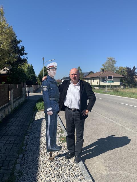 Bürgermeister Johann Laa besuchte den Papp-Polizisten  | Foto: Gemeinde Trautmannsdorf 