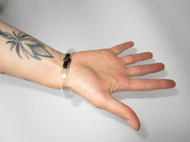 Das "Hy-Bra"-Desinfektionsband: Schutz am Handgelenk | Foto: KK