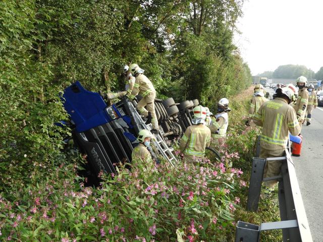 Ein ukrainischer Lenker eines Lkw kam am 12. September aus unbekannter Ursache rechts von der Fahrbahn ab stürzte in die Böschung. | Foto: ZOOM.Tirol