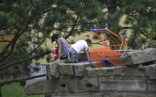 Erlebnisse, Geschichten und Anekdoten: Alles, was es an Fotos aus dem Thürnlhof gibt, soll nun in einer Topothek gesammelt werden. | Foto: Franz Edinger