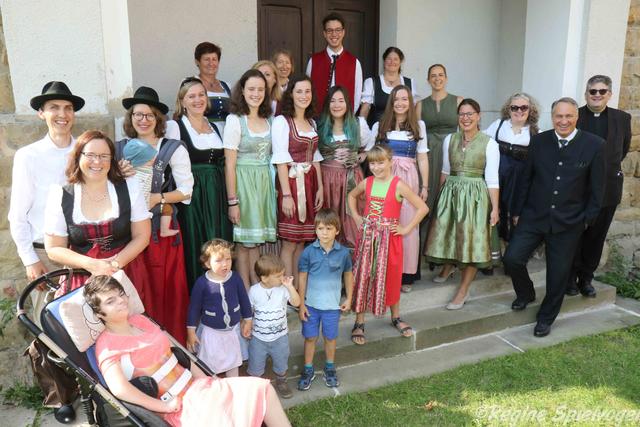 Das hochsommerliche Wetter am Dirndlgwandsonntag machte seit Langem zu aller Freude, ein Pfarrcafe im Garten hinter der Kirche möglich.