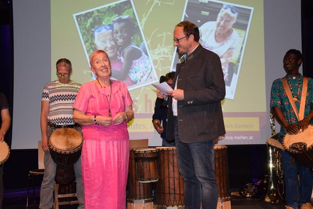 Ist unermüdlich für ihr Hilfsprojekt „Grenzenlos helfen“ im Einsatz: Elisabeth Cerwenka anlässlich einer Benefizgala in Wörgl. | Foto: Stadtgemeinde Wörgl