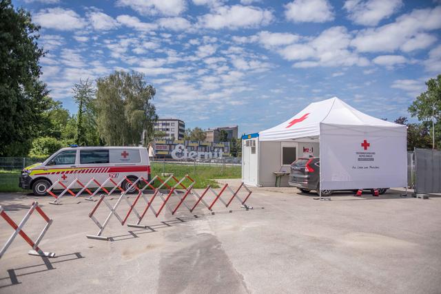 Die Drive-In-Teststation ist von Regau nach Vöcklabruck übersiedelt. In der Nähe der Firma Eternit in der Dürnau wurde ein beheizbarer Container aufgestellt.  | Foto: Rotes Kreuz