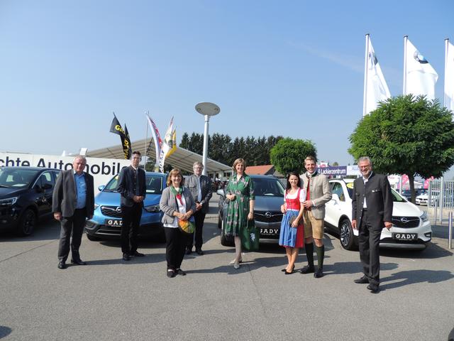 Foto mit Sicherheitsabstand: Josef Majcan, Joachim Schnabel, Margit Pratter-Demuth, Gerhard Wohlmuth, Barbara Eibinger-Miedl, Nadina und Philipp Gady sowie Karl-Heinz Dernoscheg. 