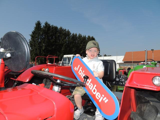 Aus Niederösterreich-Altlengbach war Leonhard mit seinen Eltern zum Gady Markt gekommen und hatte eine Riesenfreude bei der Traktor Gaudi.