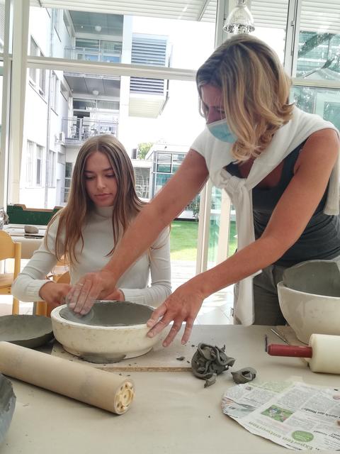 Ulrike Paulitsch arbeitet mit den Schülern | Foto: Pannoneum