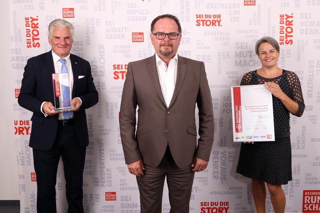 Karl Lehner und Christine Wipplinger (Bürgergenossenschaft Afiesl „Stefansplatzerl“) mit Robert Knöbl (mitte). | Foto: Eventfoto/Andreas Mahringer