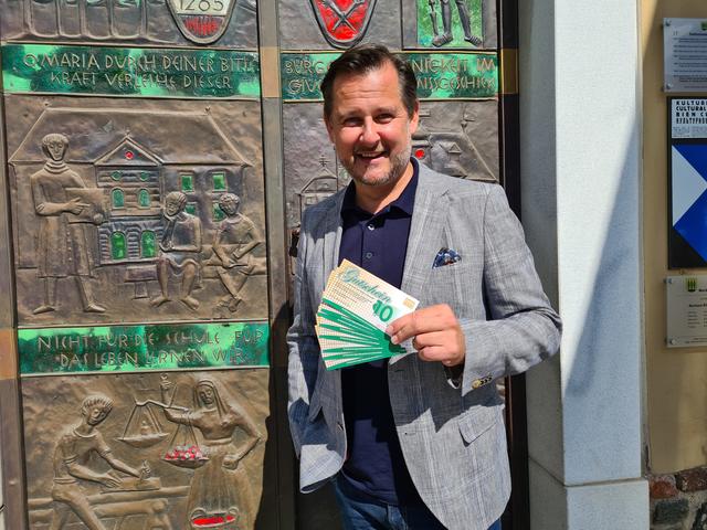 Die Marktgemeinde Eibiswald mit LAbg. Bgm. Andreas Thürschweller unterstützt Familien mit Kindergarten- und Schulstartgutscheinen.
