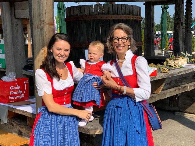 Echte Gady-Dirndl im Volksfestdirndl: Nadina, Linda und Ingrid Gady.