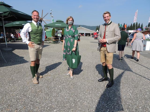 Mundschutz passend zum Outfit, Landesrätin Eibinger-Miedl zeigt wie Eigenverantwortung geht. 