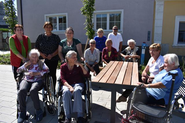 Der neu gestaltete Dorfplatz in Walbersdorf ist bereits zum beliebten Treffpunkt geworden | Foto: Stadtgemeinde MA