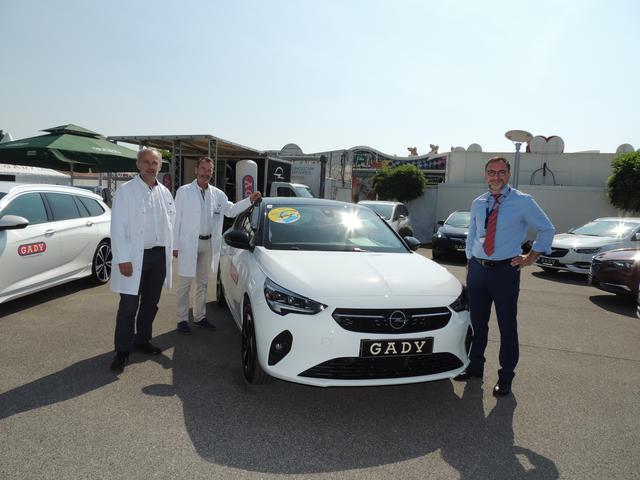 Alexander Dengg mit dem Verkaufsteam von Gady Opel beim Markt. 