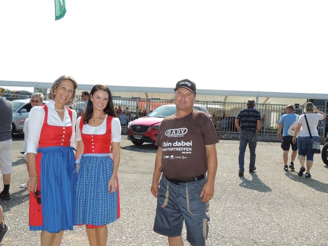 Treuer Traktorgaudi Teilnehmer Johann Reisinger mit Ingrid und Nadina Gady.