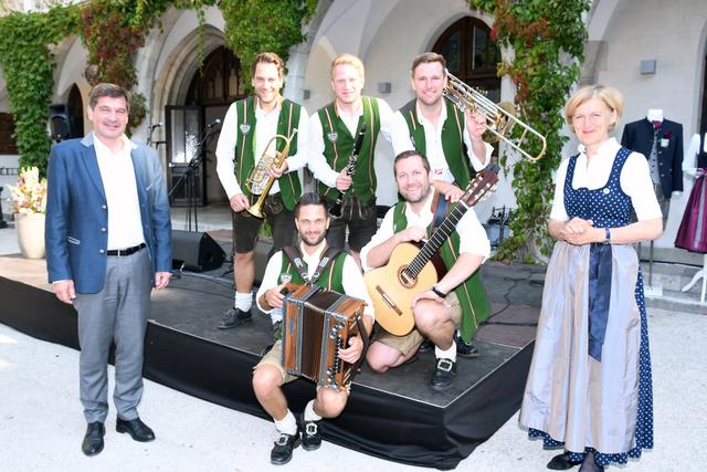 Bürgermeister Werner Krammer und Doril Draxler (Geschäftsführerin der Volkskultur NÖ) mit der Eschenauer Tanzlmusi.  | Foto: Stadtgemeinde Waidhofen a/d Ybbs