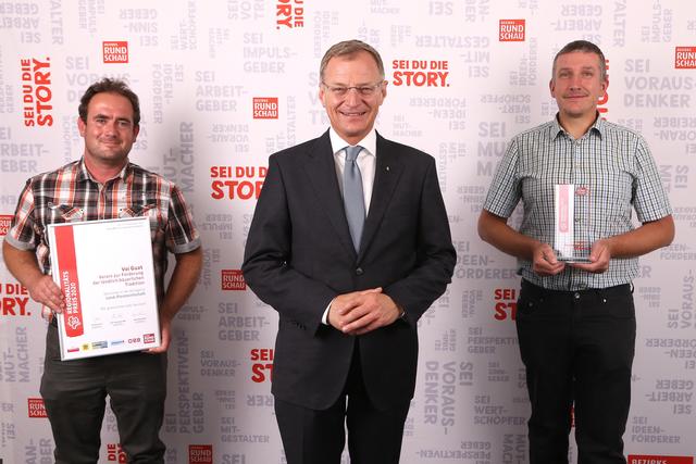 Stefan Strobl (l.) und Franz Huemer vom Verein „Voi guat“ mit Landeshauptmann Thomas Stelzer. | Foto: Eventfoto/Andreas Mahringer