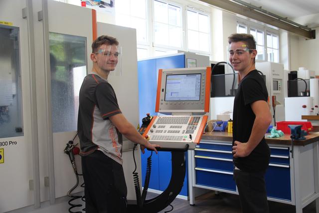 Mechatronik-Lehrling Matthias Kühnn, Ausbildungsleiter Richard Berndl und Metalltechnik-Lehrling Paul Pollak. | Foto: Eva Dietl-Schuller