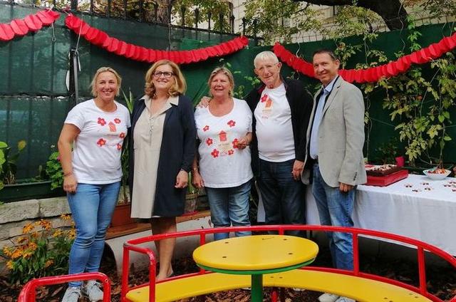 Auch Bezirksvorsteherin Susanne Schaefer-Wiery (2.v.l.) kam zur Geburtstagsfeier und gratulierte herzlich.