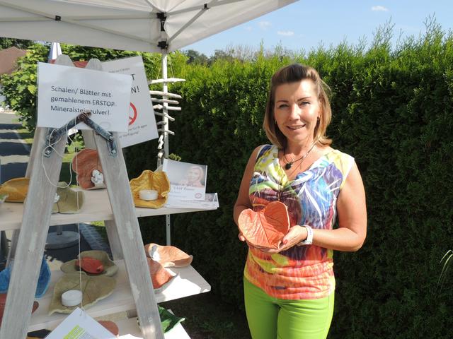 Gisela Wawra stellte visavis vom Gady Markt ihre getöpferten Schalen aus gemahlenem Erstop Mineralsteinpulver aus. 