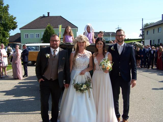 Zwei Hochzeiten der besonderen Art: Paul Georg und Elke Kinberger, Verena Mairinger und Lukas Ehenfellner (v.l.). | Foto: Srohbach