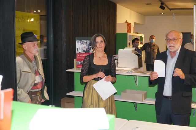 Guide Degasperi, Daniela Wasle und Peter Friedle gabe Auskunft darüber, was man im neuen Ausstellungsraum vorfindet.