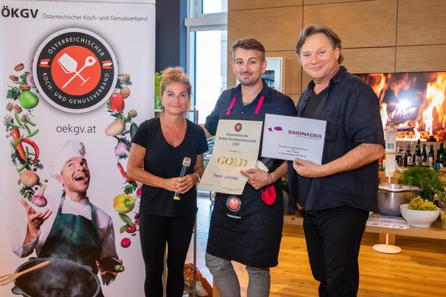 Michaela Lefor, stolzer Sieger Thomas Grosmann, Heinz Hanner (v.l.n.r.)  | Foto: Moni Fellner