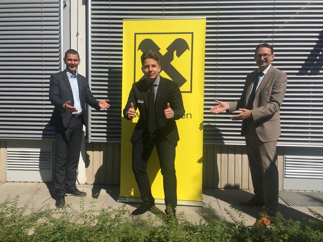 Große Freude: Prokurist Martin Illmayer, Lehrling Admir Mesanovic und Direktor Matthias Zitzenbacher (v.l.). | Foto: Raiffeisenbank