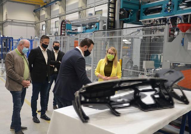 3Con-CTO Christian Mayr erläuterte Bundesministerin Schramböck und den anderen Besuchern die Produktion von KFZ-Instrumententafeln mit innovativen 3Con Anlagen.