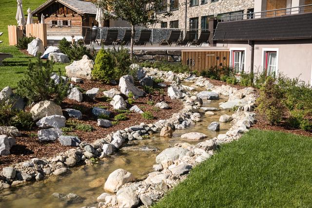 Ein künstlicher Bachlauf plätschert durch die Anlage.