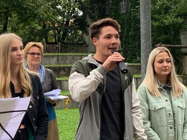 Tanja Zehetner, Tobias Winkelmayer und Anna Handsteiner begrüßen von Seiten der Schülervertretung. | Foto: Fotos (2): HAK Waidhofen/Ybbs