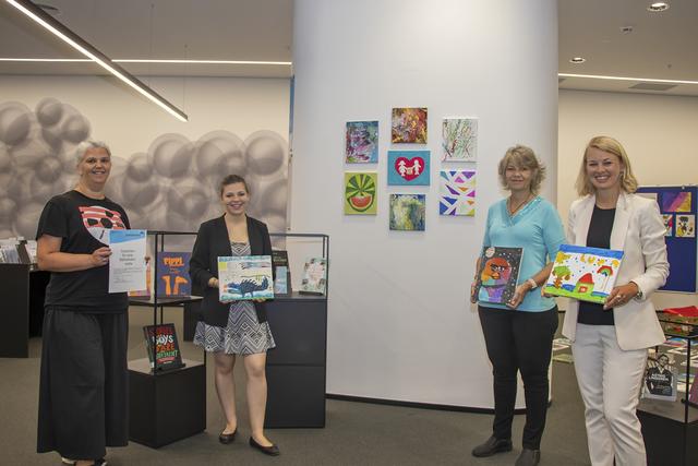 Christina Krenmayr (Leiterin der Stadtbibliothek), Alicia Martin-Gomez, Karin Martin-Gomez (Kinderfreunde Tirol) und Stadträtin Elisabeth Mayr (v. l.) zeigen sich von den Kunstwerken begeistert. | Foto: M. Freinhofer