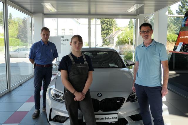 Teil vom BMW-Mann-Team: Konstantin Köstler, Lehrlingsbeauftragter, Lisa Bogner, KFZ-Lehrling und Thomas Puhm, Prokurist