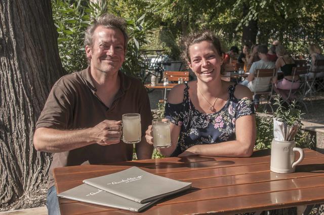 Die Geschwister Josef Philipp Bitzinger und Valerie Gottschlich-Bitzinger betreiben "Die Schankwirtschaft" im Augarten.