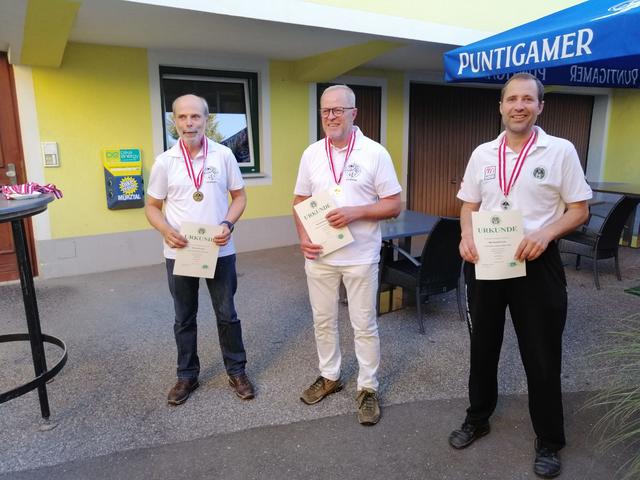 Siegerehrung: Max Schwaiger und Harald Hausegger (beide KSV) sowie Bernhard (Vorarlberg) | Foto: KSV