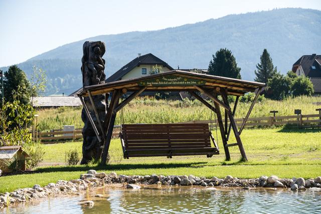 Verschiedene Holz- und Steinelemente bereichern die Anlage.