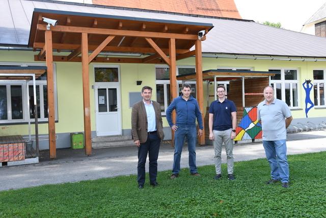 Bürgermeister Werner Krammer, Christopher Bühn (Referat IT), Alexander Kettner (Referat Liegenschaften, Freizeit- und Kulturbetriebe) und Peter Schipp (Referat IT) beim Lokalaugenschein im Konviktgarten.  | Foto: Stadtgemeinde Waidhofen a/d Ybbs