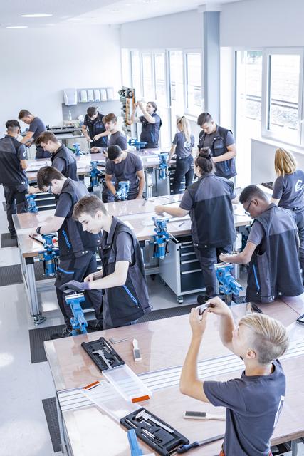Die neue Lehrwerkstatt von Scheuch, die "Stage blue", bietet den Lehrlingen eine Ausbildung mit neuester Technik. | Foto: Scheuch