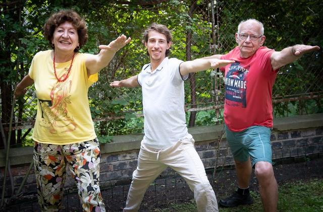 Neue Online-Angebote der Pensionistenklubs: Zweimal die Woche können Senioren etwa online mit Serafin Wörtl (m.) Yoga trainieren. | Foto: Pensionistenklubs der Stadt Wien