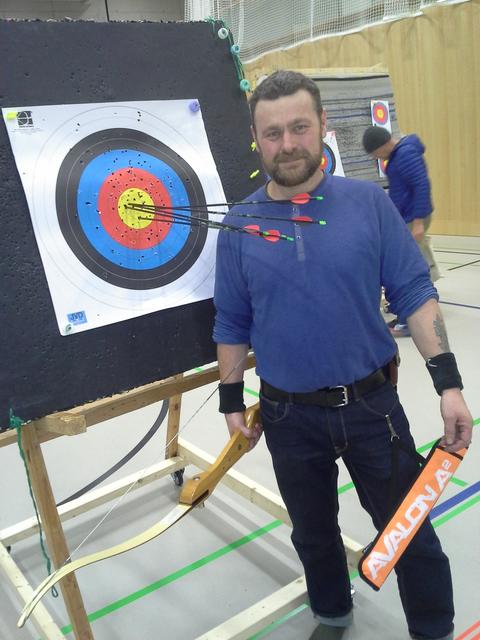 Der Teilnehmende am ULH Training, Bernhard Klostermann in der Bogensporthalle des SV Wallern. Bernhard stellte sich als Talent heraus.