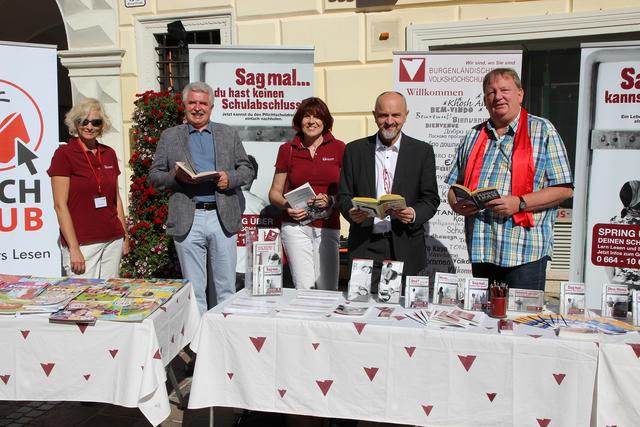 Vor dem Rathaus wurden Bücher auf Reisen geschickt: Ursula Foki (Bildungsberaterin), Hans Spieß (Vorsitzender VHS), Christine Teuschler (Geschäftsführung), Heinz Josef Zitz (Bildungsdirektor Burgenland), Horst Horvath (Roma Volkshochschule Burgenland)