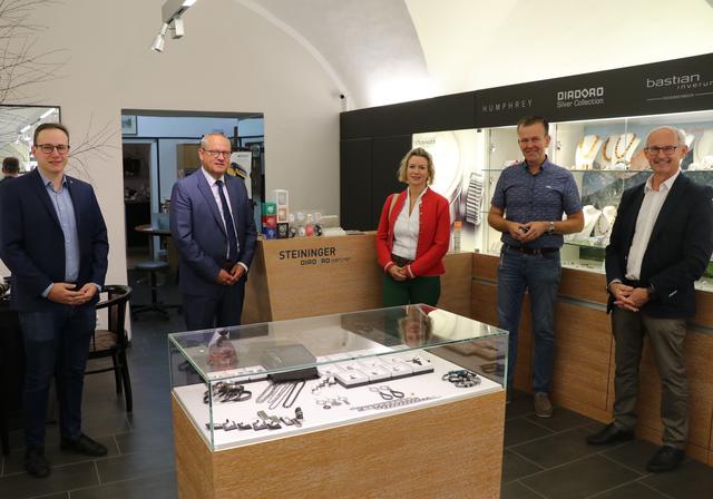 Gregor Eckmayr, Wolfgang Stanek, Eva Wartlik, Juwelier Peter Steininger und Rudi Höfler. | Foto: ÖVP Enns