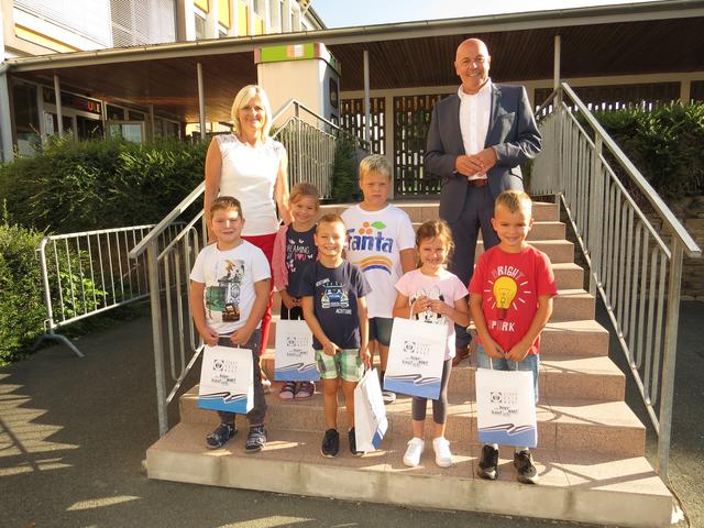 Für die Erstklassler gab es ein kleines Willkommensgeschenk. | Foto: Stadtgemeinde Oberwart