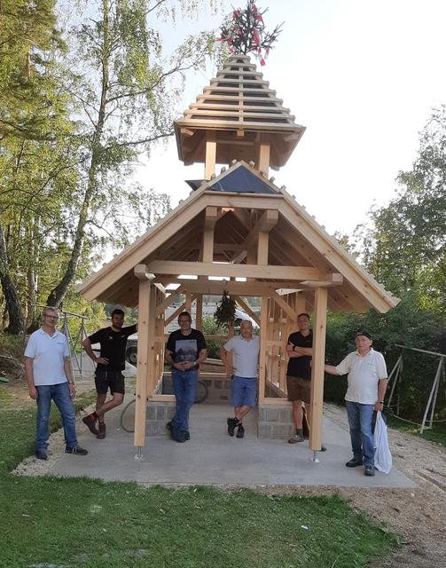 Beim Aufstellen der Kapelle (v.l.n.r.): Gottfried Hammerl, Michael Kitzler, Anton Einfalt, Geschäftsführer Fritz Weber, Andreas Fürst und Betriebsrat Thomas Prinz.