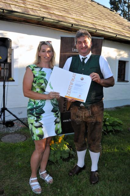 Zertifikatsverleihung durch Konsulent Thomas Scheuringer von OÖ Volksbildungswerk. | Foto: Hafnerhaus