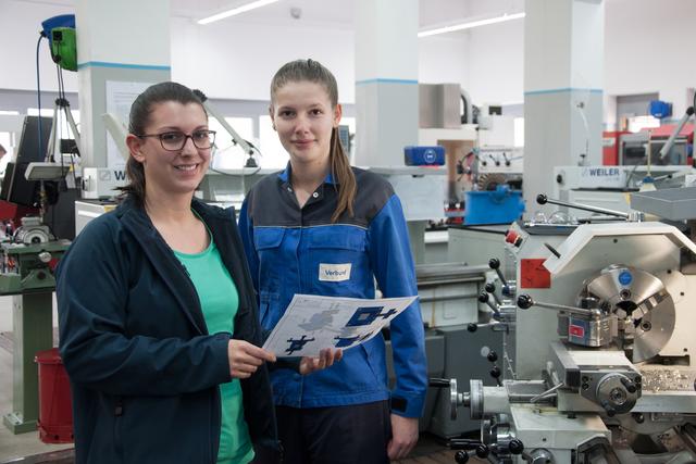 Lehrlingsausbildnerin Brigitte Mayrhofer, am Bild in der Lehrwerkstatt Ybbs mit Manuela Furthlehner (nun im Kraftwerk Melk) | Foto: VERBUND
